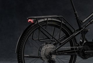 Am Gepäckträger-Heck des Cannondale Moterra Neo EQ leuchtet eine Lampe von Lezyne.