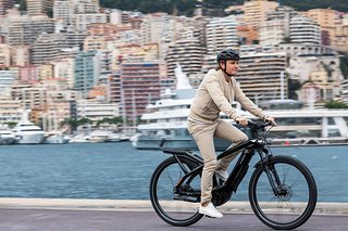 Ein Modell der neuen Bianchi E-Omnia-Serie und Nico Rosberg unterwegs in Monaco.