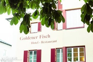 Zum Goldenen Fisch. Zertifiziert schönster Kastanienbaum, zertifiziert bestes Radler, feinste Tiroler Küche.