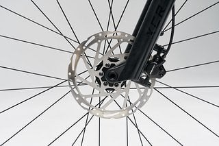 Je nach Modell sind Scheibenbremsen von Tektro oder Shimano an Bord.