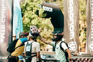 Im Ziel angekommen, gibt es erstmal ein High-Five – was für ein toller Tag!