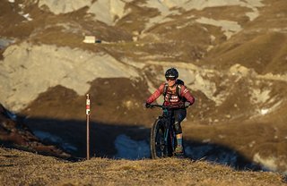 Endlich ist der Schnee weg! Nathalie Schneitter – ehemalige UCI E-MTB Weltmeisterin – genießt die ersten Touren nach einem harten Winter.