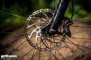 Gebremst wird mit Shimano-Stoppern auf 203-mm-Scheiben.