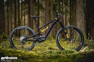 Das YT Decoy MX Uncaged 9 besticht mit einer stylischen Farbe und dem Fahrwerk mit exklusiven Produkten der schwedischen Firma Öhlins.