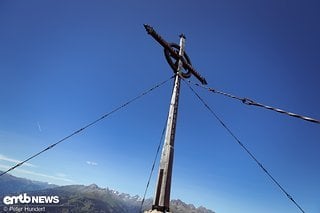 Das Heimkehrerkreuz ist ein ziemlicher Brocken und mit schmiedeeisernen Abspannungen verankert.