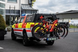 Für die Anfahrt zum Einsatzort sind die Rettungs-E-MTB auf ein geländetaugliches Auto verzurrt.