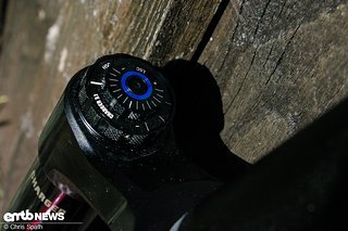 Mitte-Mitte ist kein Linien-Tipp, sondern die Basis Einstellung der RockShox ZEB Ultimate bei der Druckstufendämpfung.