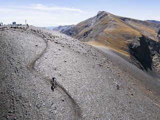 Mitunter verlaufen die gezeiteten Stages durch Geröllfelder mit feinsten, losen Geröllsteinen. Mitunter verlaufen die gezeiteten Stages durch Geröllfelder mit feinsten, losen Geröllsteinen.