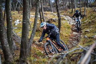 „Biken, so wie wir es selber lieben“ – Enrico beschreibt das Konzept von 4Guimp Travel und hat sichtlich Spaß auf den Trails.