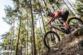 Auch steile Downhill lassen sich mit diesem E-MTB flüssig fahren