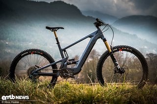 Santa Cruz Heckler MX - MY 2022. Hier die Topversion mit SRAM XO1 AXS-Schaltung, Fox Factory-Federgabel und Carbon-Felgen von Reserve im Mullet-Style.