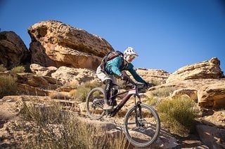 Bergab ist das Trailbike immer sportlich und straff – aber nie überfordert