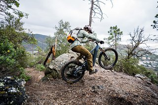 Muss beim E-Bergauf-Biken das Vorderrad eigentlich immer in der Luft sein? Vermutlich nicht, aber Max macht es einfach zu viel Freude.