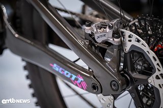 Leicht und edel: gebremst wird mit Shimano XTR.