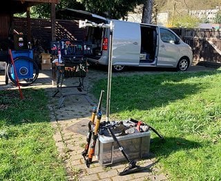 Bei schönem Wetter verlagert Elmar seine Werkstatt auch gern mal in den Garten