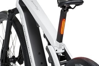 Am Porsche E-Bike Sport wurde die LED-Leuchte von Supernova in die Sattelstütze integriert