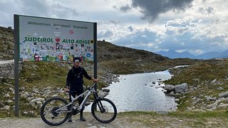 „Sie befinden sich hier!“ Erik an der Landesgrenze zu Südtirol