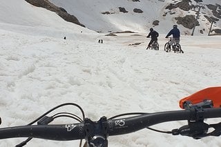 Der Schnee ist weich und sulzig. So ist es für mich einfach unfahrbar.