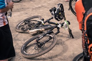 Das eMTB ist schonmal bereit für die Trails am Dünsberg.