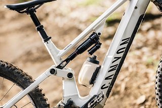 Im Rahmen selbst verwaltet ein RockShox Super Deluxe Ultimate Dämpfer die 145 mm Federweg. Im Rahmen selbst verwaltet ein RockShox Super Deluxe Ultimate Dämpfer die 145 mm Federweg.