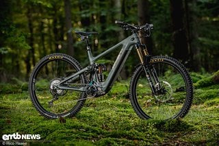 Das Yeti 160E kommt mit 160 mm Federweg am Heck, schönem Carbon-Rahmen – auf den es lebenslange Garantie gibt – und rollt auf 29-Zoll-Laufrädern.