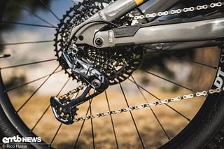 Das SRAM X01-Schaltwerk sorgt dafür, dass die Kette schnell und präzise einen der zwölf Gänge findet.