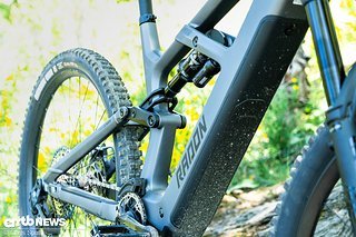 Die Akku-Klappe ermöglicht ein simples Entnehmen des Bosch PowerTube 800 Die Akku-Klappe ermöglicht ein simples Entnehmen des Bosch PowerTube 800