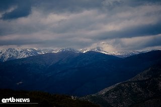 Vom Trail aus, haben die beiden immer wieder einen beeindruckenden Blick hinüber zu den SeealpenDie Seealpen