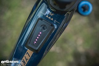 Im Oberrohr des Haibike Lyke CF SE sitzt der LED-Hub, der mit farbiger LED anzeigt, welcher Modus gerade gewählt ist und wie viel Strom noch im Akku ist.