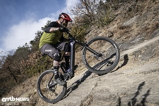 Im steilen Uphill kommt das Merida E-MTB mit seinem kleinen Hinterrad schnell an die Grenzen.