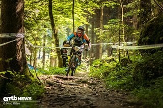 Die einzige Dame in der E-Bike-Wertung fokusiert den Trail.