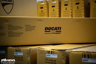 Die Ducati E-MTBs powered by Thok können direkt über Thok oder das Händlernetz des italienischen Edelmotorradherstellers bezogen werden.