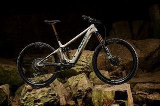 Das neue Pivot Shuttle AM MY2024 sieht schnittig aus, kommt mit 148 mm Federweg am Heck, einer angepassten All-Mountain-Geometrie und Bosch Smart System.