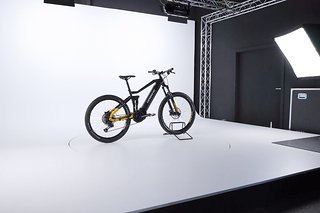 Das neue Fotostudio von Rebike fotografiert ein E-Bike in sechs Minuten komplett durch. Automatisch!