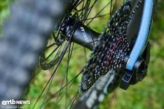 Fluch und Segen: Der Superboost-Plus-Hinterbau – mit seinen 157 mm Einbaubreite ermöglicht er eine andere Kettenlinie und damit mehr Platz am Tretlager, die sich in guter Reifenfreiheit äußert. Fluch und Segen: Der Superboost-Plus-Hinterbau – mit seinen 157 mm Einbaubreite ermöglicht er eine andere Kettenlinie und damit mehr Platz am Tretlager, die sich in guter Reifenfreiheit äußert.