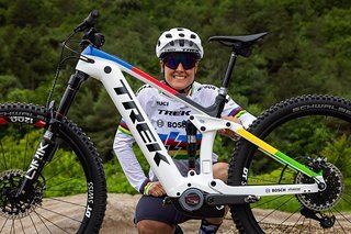 Nathalie Schneitter, amtierende UCI Weltmeisterin E-Bike, zeigt uns stolz ihr Race-E-MTB, ein aufgemotztes und umlackiertes Trek Rail mit Bosch CX.