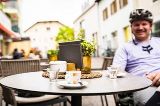 In Schlanders gabeln wir Marc beim Kaffeetrinken auf In Schlanders gabeln wir Marc beim Kaffeetrinken auf