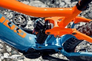 Schläge werden beim Giant Trance SX E+ O Pro von einem FOX Factory DHX2 Coil Dämpfer empfangen