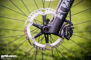 Für die passende Verzögerung sorgen die Shimano XT-Scheibenbremsen mit 4 Kolben und 203-mm-Scheiben