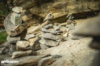 Putzig! Steinmännchen neben dem Weg …