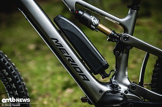 Et voilà: Merida hat für die neuen E-MTB einen hübschen Range Extender mit 360 Wh Kapazität entwickelt.