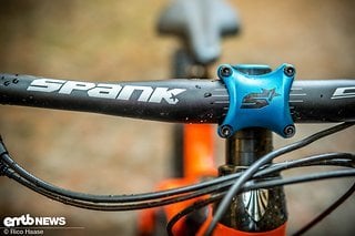 Das Cockpit wurde mit Produkten der Marke Spank aufgerüstet