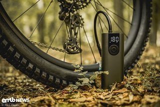 Die elektrische Cycplus A8 Luftpumpe ist ein nützliches Helferlein für unterwegs.