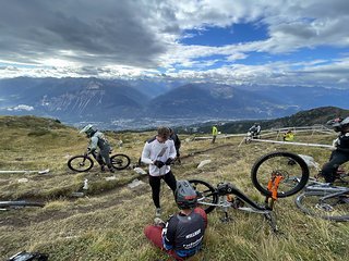 Gib Kette! Chris versucht, sich am Trail wieder halbwegs flott zu machen.