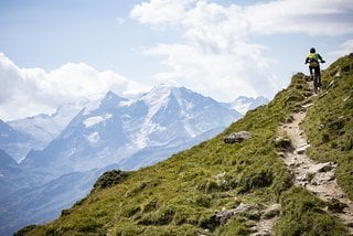 Technische und lange Uphill-Passagen vor toller Kulisse, das ist die E-Tour du Mont Blanc.