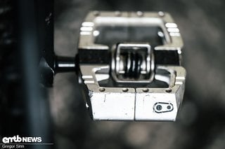 Passend zum Farbkonzept hat Fischi silberne Pedale von crankbrothers verbaut.