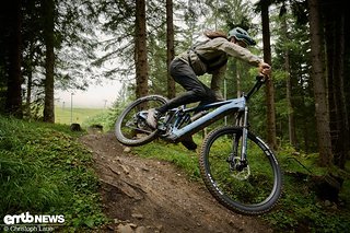 Gutes noch besser machen – das ist Pivot mit dem neuen Shuttle AM 2026 gelungen. Detailveränderungen machen das E-Bike zum absolut sorglosen Begleiter, der sich eher anfühlt, wie eine Erweiterung des eigenen Körpers. Gutes noch besser machen – das ist Pivot mit dem neuen Shuttle AM 2026 gelungen. Detailveränderungen machen das E-Bike zum absolut sorglosen Begleiter, der sich eher anfühlt, wie eine Erweiterung des eigenen Körpers.