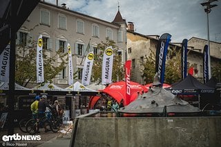 Ein Fahnenmeer über dem Marktplatz