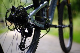 Geschaltet wird serienmäßig mit der SRAM Transmission GX Eagle 90. Geschaltet wird serienmäßig mit der SRAM Transmission GX Eagle 90.