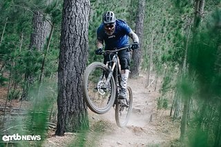 Dank des geringen Gewichts und des ausgewogenen Balancing haben wir jede Menge Spaß auf dem Trail